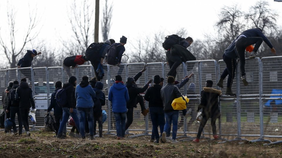 Migranti na hranici Turecka a Řecka překonávají zátaras